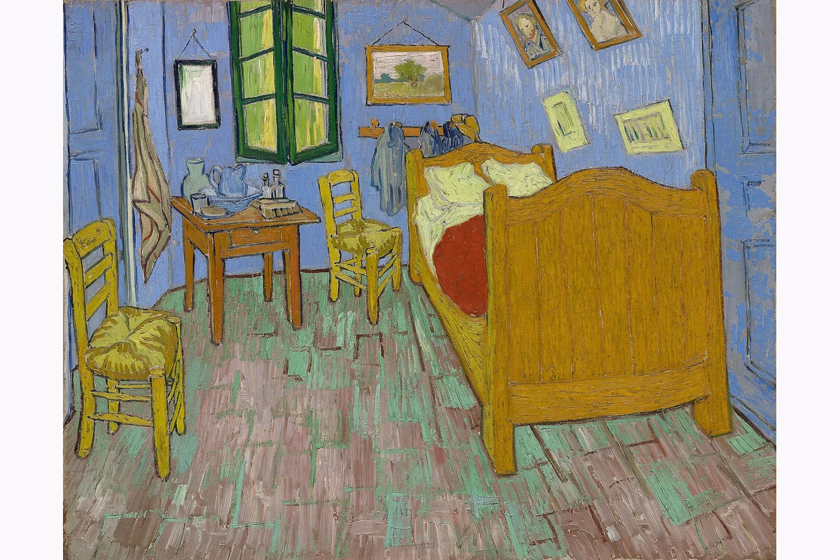Una habitación con cama de madera, sillas y paredes azules.