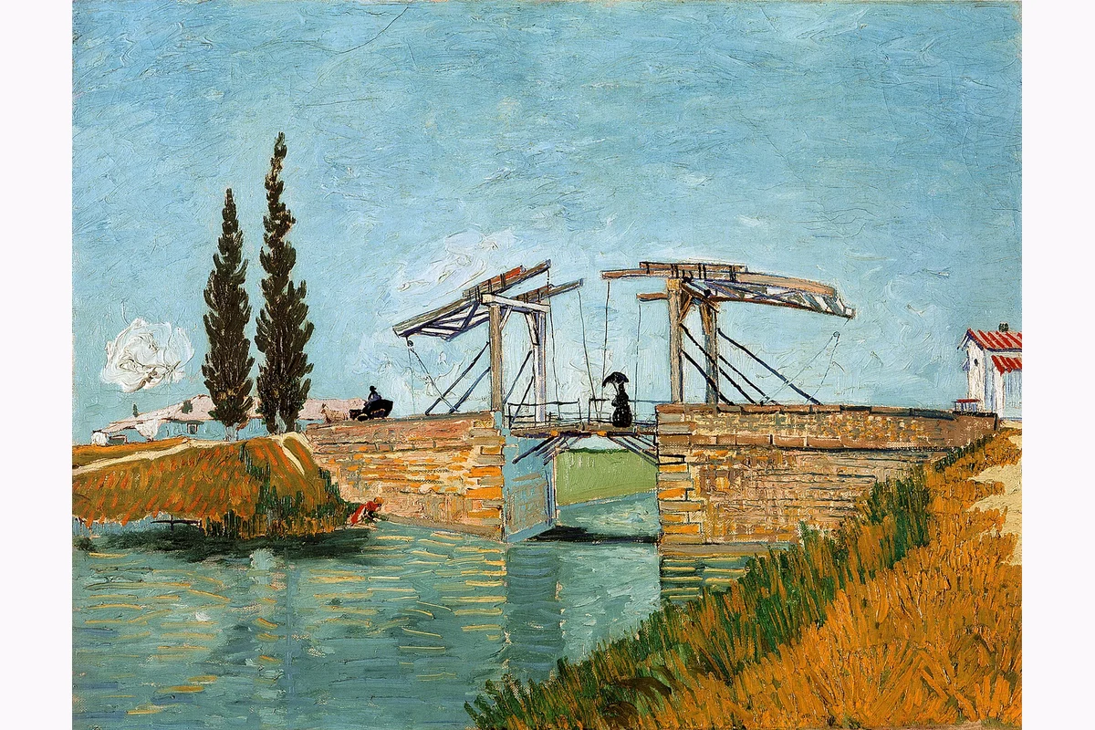 Puente levadizo sobre un canal con personas junto al agua.