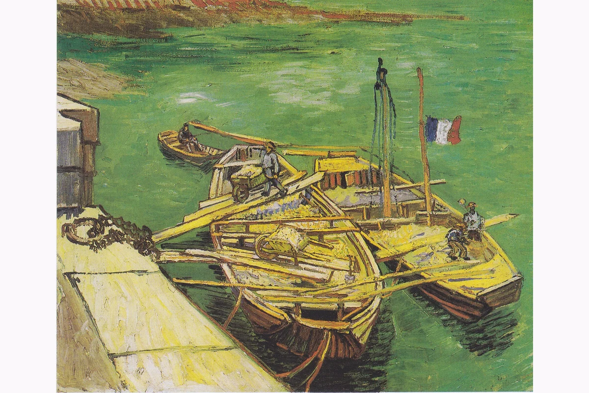 Barcas amarradas sobre agua verde y azul.
